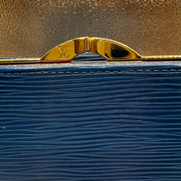 Beautiful blue Epi Louis Vuitton wallet with kiss lock - Picture 5 of 12